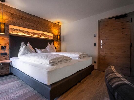 Stylish and modern in dark wood tones, the Superior Double Room Sonnberg invites you to spend your holiday