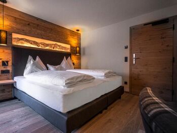 Stylish and modern in dark wood tones, the Superior Double Room Sonnberg invites you to spend your holiday
