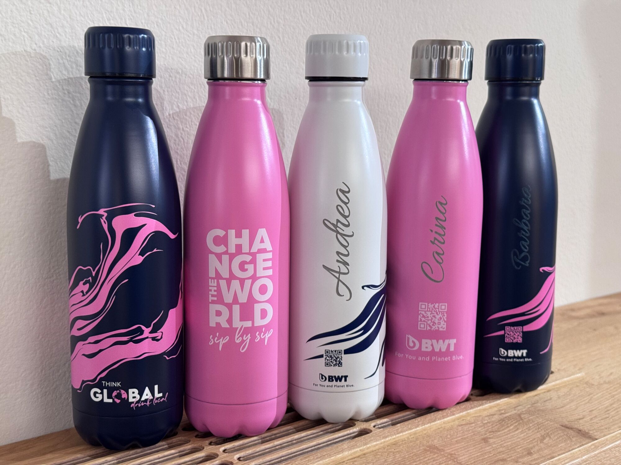 Personalised bottles from BWT in different colors for a sustainable holiday in the Salzkammergut