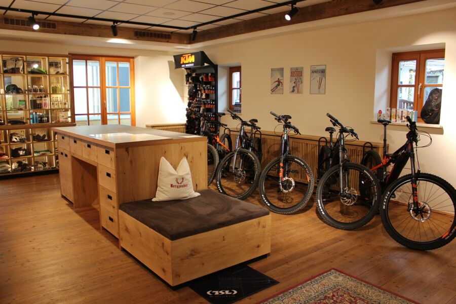 Innenansicht der Rezeption mit hauseigener Rad-Werkstatt im Hotel Das Hintersee im Salzkammergut, welches für einen Radurlaub bestens ausgestattet ist